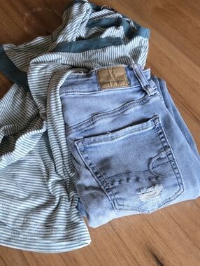 American Eagle Distressed Skinny Jeans | Size 4 | Light Wash Stretch Denim